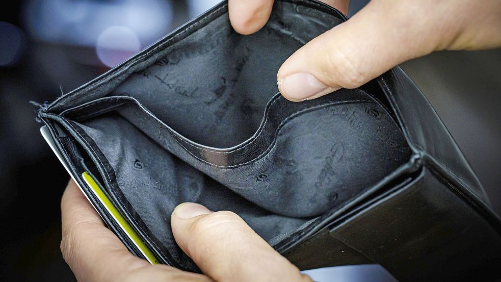 Ebbe im Portemonnaie: Die freiwillige Entlastungsprämie für Arbeitnehmer stößt auf viel Kritik, weil viele Unternehmen sie nicht zahlen können oder wollen. Jetzt bringt Schleswig-Holstein steuerfreie Überstunden ins Spiel. Foto: Thomas Trutschel