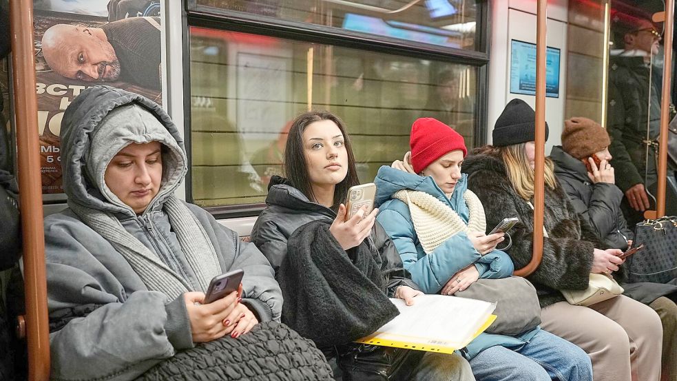 Viele Russen beklagen sich über die ständigen Abschaltungen des mobilen Internets. (Archivbild) Foto: Alexander Zemlianichenko/AP/dpa