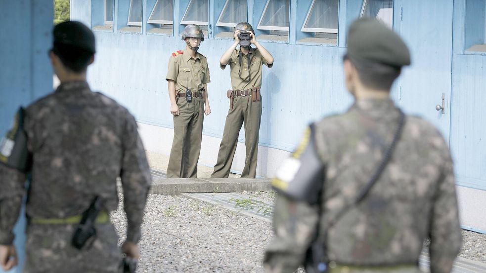 Einer der Hotspots globaler Machtkämpfe: Soldaten aus Süd- und Nordkorea beäugen sich am Grenzübergang in Panmunjeom. Wesentlich entspannter ist die Stimmung im nahen Camp Greaves. Foto: imago/photothek
