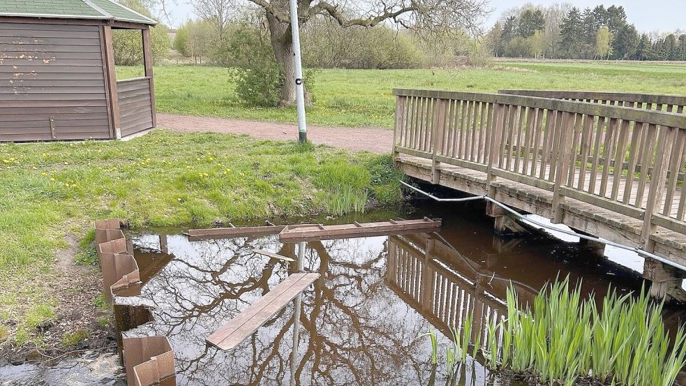 Unbekannte haben am Pavillon am Oll Wiek eine Sitzbank herausgerissen und in den Kanal geworfen. Die Gemeinde will reparieren und Anzeige erstatten. Foto: privat