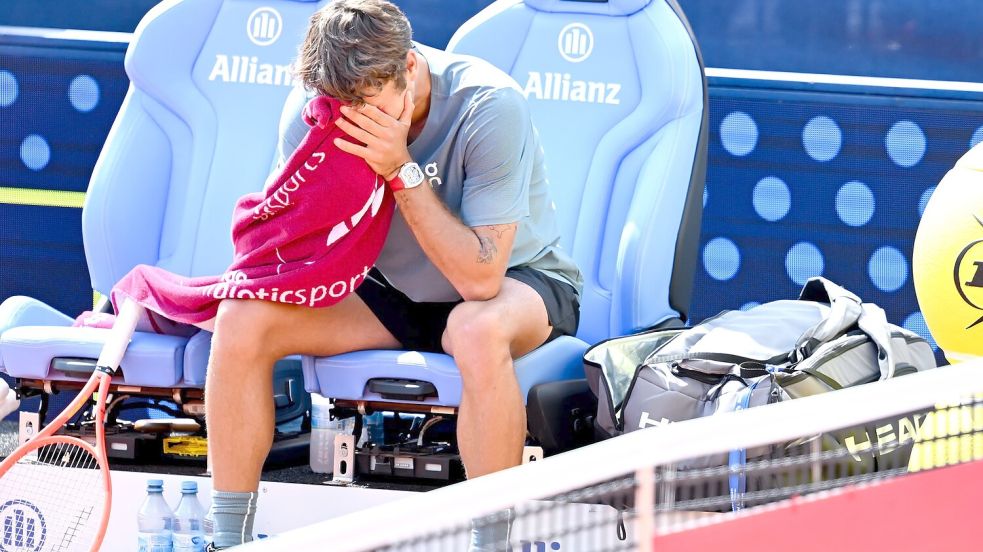Flavio Cobolli weint nach seinem Halbfinalsieg über Alexander Zverev in München - am Tag vor dem Match war ein guter Freund gestorben. Foto: Sven Hoppe