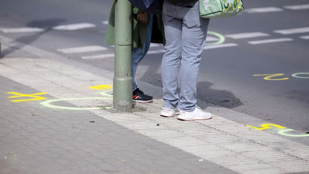 Markierungen der Spurensicherung sind an der Kreuzung Buckower Damm/Gutschmidtstraße zu sehen. Foto: Christoph Soeder/dpa