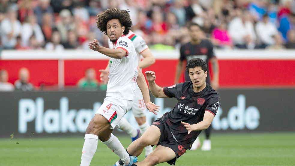 Leverkusens Ibrahim Maza im Duell mit Augsburgs Han-Noah Massengo. Foto: Rolf Vennenbernd
