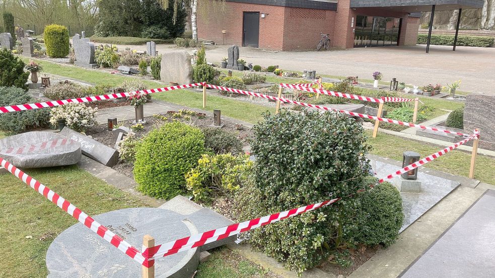 Bei dem Unglück nahe der Kapelle auf dem Friedhof an der Waldseestraße in Aschendorf wurden insgesamt zehn Gräber beschädigt. Fotos: Gerd Schade