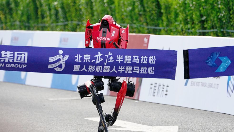 Der Roboter des Smartphone-Herstellers Honor lief als Erster über die Ziellinie. Foto: Andy Wong/AP/dpa