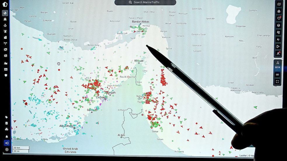 Indiens Außenministerium bestellte wegen mutmaßlichen Beschuss zweier Handelsschiffe Irans Botschafter ein. (Archivbild) Foto: Julien De Rosa/AFP/dpa
