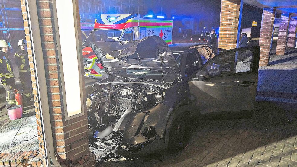 Der Peugeot des 18-Jährigen wurde bei dem Aufprall auf den gemauerten Pfeiler am Gebäudeüberhang des Kaufhauses Wreesmann komplett zerstört. Foto: Daniel Grüneke