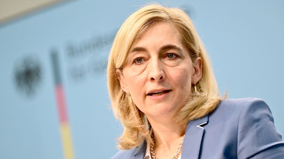 Gesundheitsministerin Warken verteidigt die geplante Anhebung der Beitragsbemessungsgrenze Foto: Sebastian Gollnow/dpa