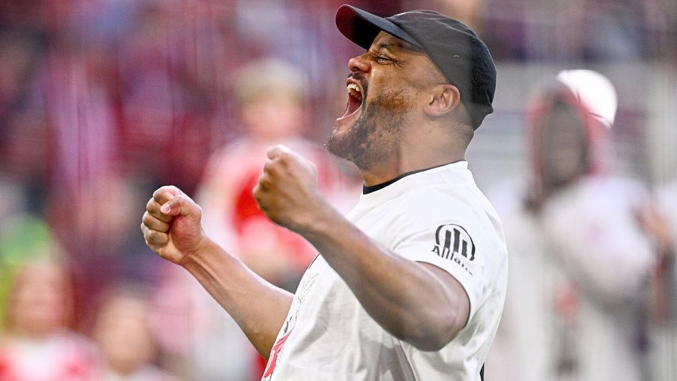 Trainer Vincent Kompany feiert mit den Fans den Titel. Foto: Tom Weller