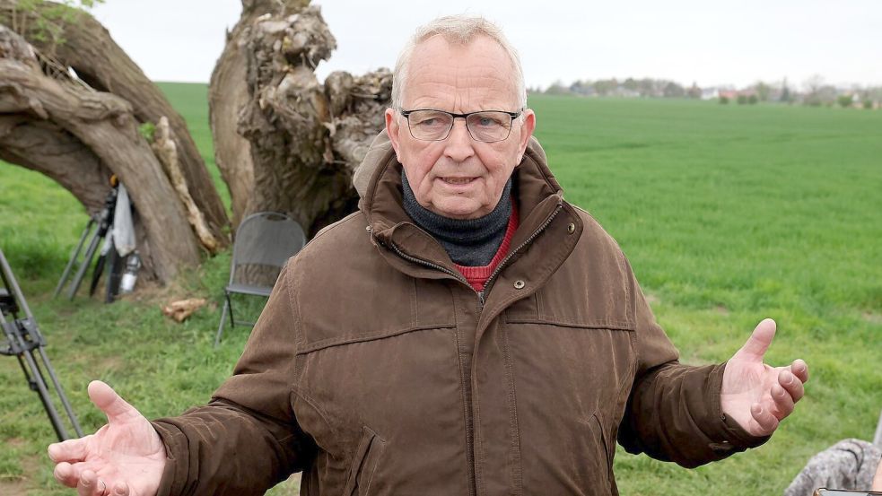 Mecklenburg-Vorpommerns Umweltminister Till Backhaus (SPD) verweist auf den erwarteten steigenden Wasserstand. Foto: Bernd Wüstneck