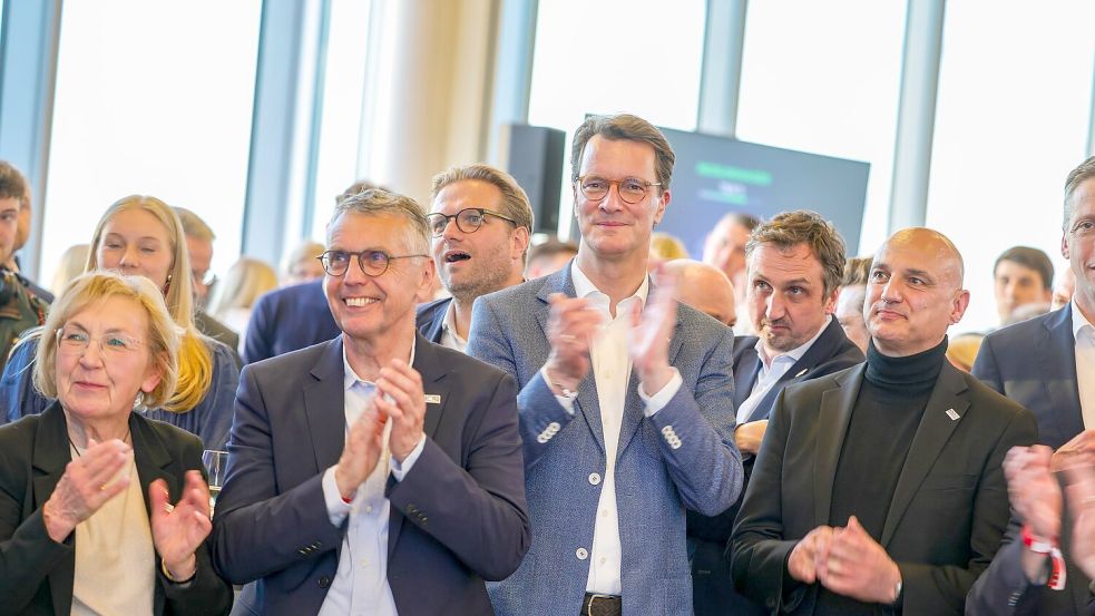 Ministerpräsident Hendrik Wüst (M) freut sich über 1,4 Millionen Teilnehmer am Olympia-Votum. Foto: Christoph Reichwein