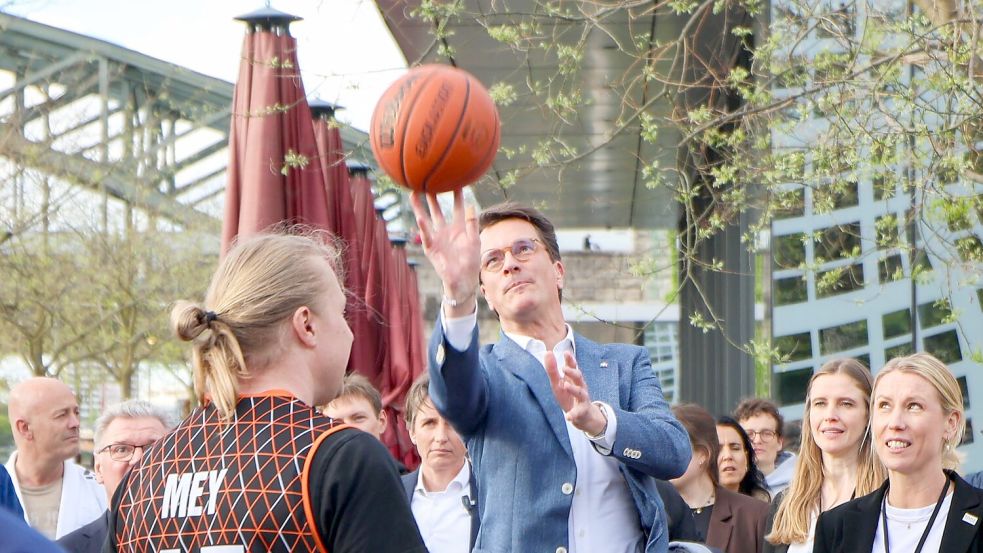 Ministerpräsident Hendrik Wüst legt sich für die NRW-Bewerbung mächtig ins Zeug. Foto: Christoph Reichwein