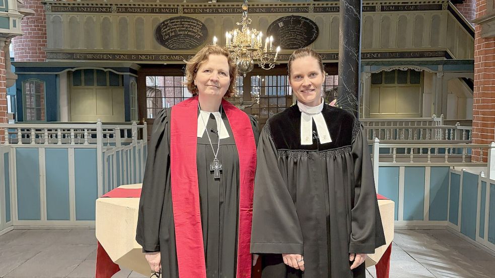Regionalbischöfin Sabine Schiermeyer (links) führte Insa Adams bei einem Festgottesdienst als Pastorin in der Ludgerigemeinde Norden ein. Foto: Kirchenkreis