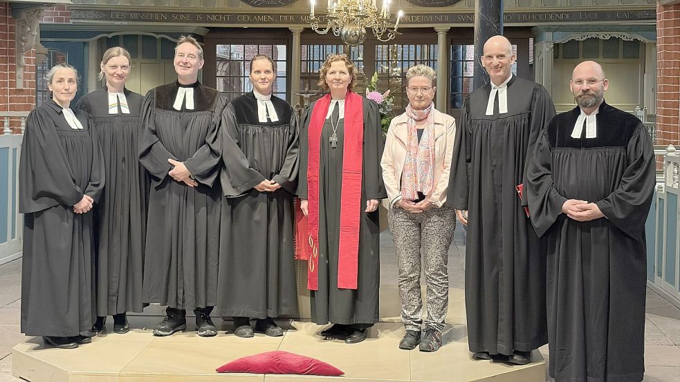 Bei der Ordination von Insa Adams (vierte von links) durch Landesbischöfin Sabine Schiermeyer (mit rotem Schal) assistierten (von links): Pastorin Katrin Krüger von der Ludgeri-Kirchengemeinde Norden, Andrea Dorow, Pastorin in Steinhude, Ralf Matthes, Pfarrer in Memmingen, Kirchenrätin Herma Heyken, Andreas Hannemann, Pastor in Sittensen und Stefan Gäb, Pfarrer im Probedienst in Lendershausen. Foto: Kirchenkreis