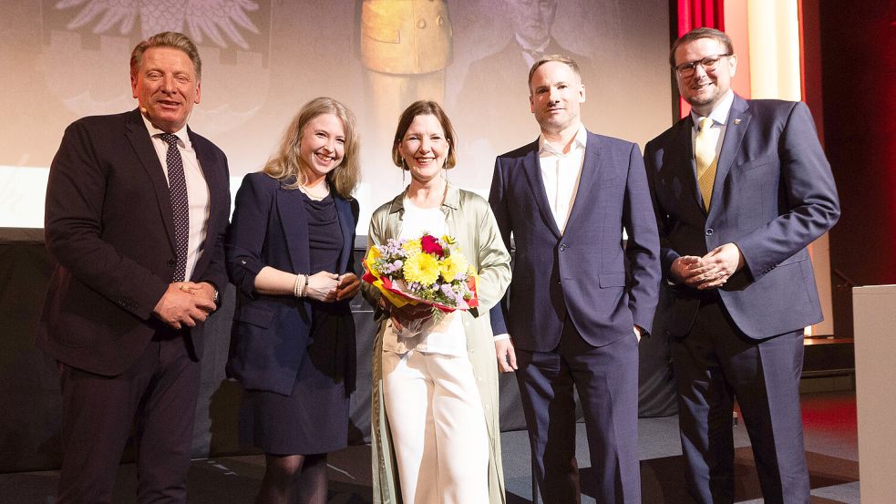 Die gebürtige Rhauderfehnerin Sabine Santjer (Mitte) wurde mit dem Musikpreis für ihr Album „Leev“ geehrt. Foto: Stadt Emden