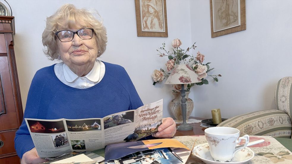 Jutta Klinger aus Rhauderfehn freut sich auf Sonntag, 26. April. Dann darf sie auf der von-Velen-Anlage in Papenburg ein Ausflugsboot taufen. Foto: Marion Janssen