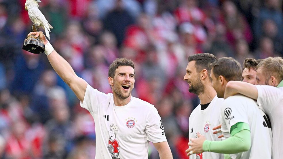 Leon Goretzka feiert mit der Kultfigur Kakadu. Foto: Tom Weller