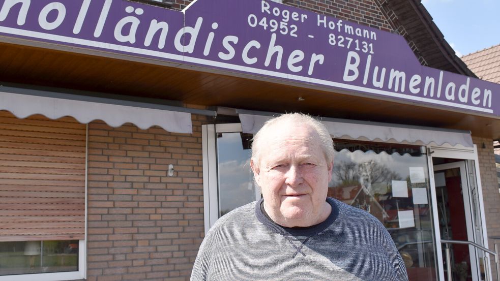 Roger Hofmann schließt in wenigen Tagen seinen holländischen Blumenladen an der Nordstraße in Holterfehn. Der Räumungsverkauf läuft. Foto: Henrik Zein