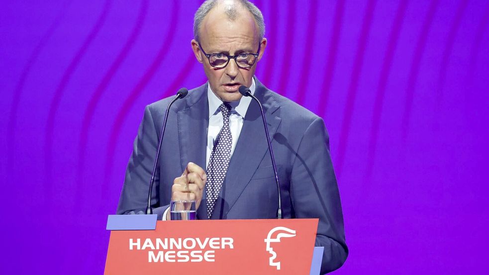 Noch sieht der Kanzler die Versorgung mit Treibstoff gewährleistet. Foto: Michael Matthey/dpa