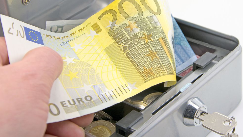 Über Monate griffen zwei Mitarbeiterinnen in regelmäßigen Abständen nach den Umschlägen mit Bargeldeinnahmen einer Tankstelle auf dem Hümmling. Foto: stock.adobe.com/M. Schuppich