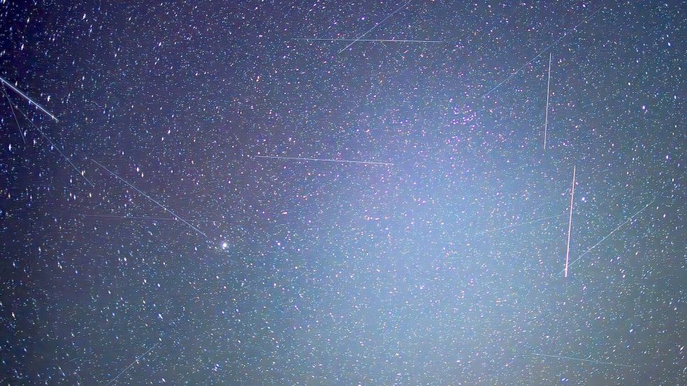 Erdnahe Satelliten sind auf Langzeitbelichtungen als Lichtspuren zu erkennen. Das bayerische Start-Up Mynaric baut Laserfunkterminals für Satelliten und ist nun von einem US-Konzern übernommen worden. (Symbolbild) Foto: Patrick Pleul