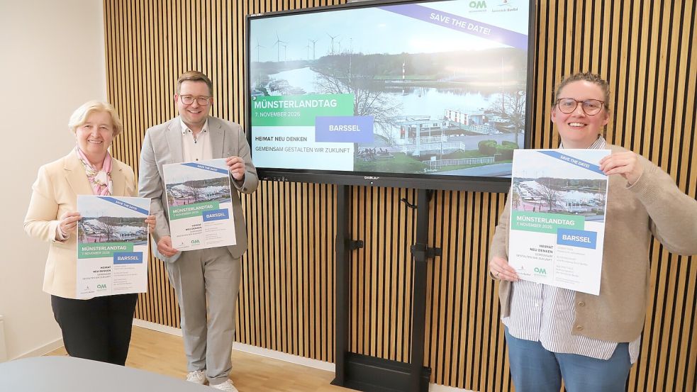 Informierten über den Münsterlandtag in Barßel (von links): Gisela Lünnemann (Heimatbund), Bürgermeister Nils Anhuth, Kathrin Oenbrink (Heimatbund). Foto: Hans Passmann