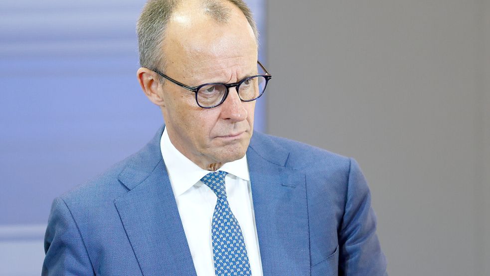 Bundeskanzler Friedrich Merz (CDU) löst mit seinem Besuch in Emden viel Trubel aus. Ob ihm das selbst so bewusst ist? Foto: Moritz Frankenberg/dpa