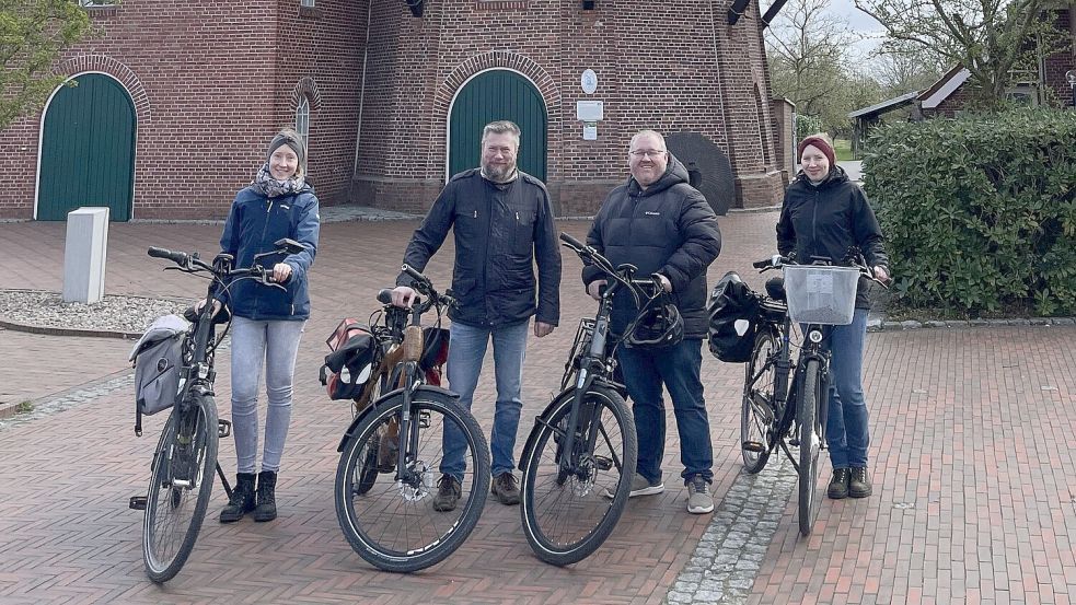 Das Foto zeigt die Stadtradel-Koordinatoren des Overledingerlands vor der Mühle in Idafehn mit (von links) Kirsten Beening, Alexander Hülper, Heiko Tinnemeyer und Lisa Henken. Foto: Privat