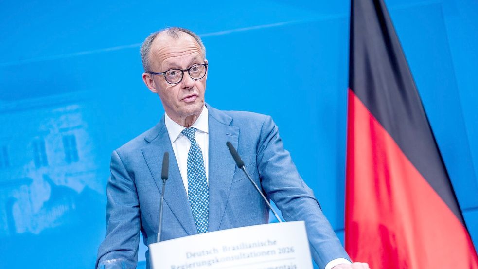 Bundeskanzler Merz lässt offen, wie er einem möglichen Treibstoffmangel begegnen will. Foto: Michael Kappeler/dpa