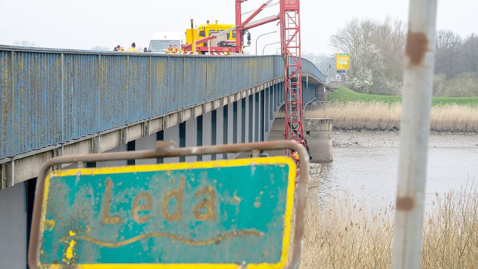 Die alte Ledabrücke in Leer wird alle sechs Monate überprüft – wie hier Anfang April. Foto: Klaus Ortgies/Archiv