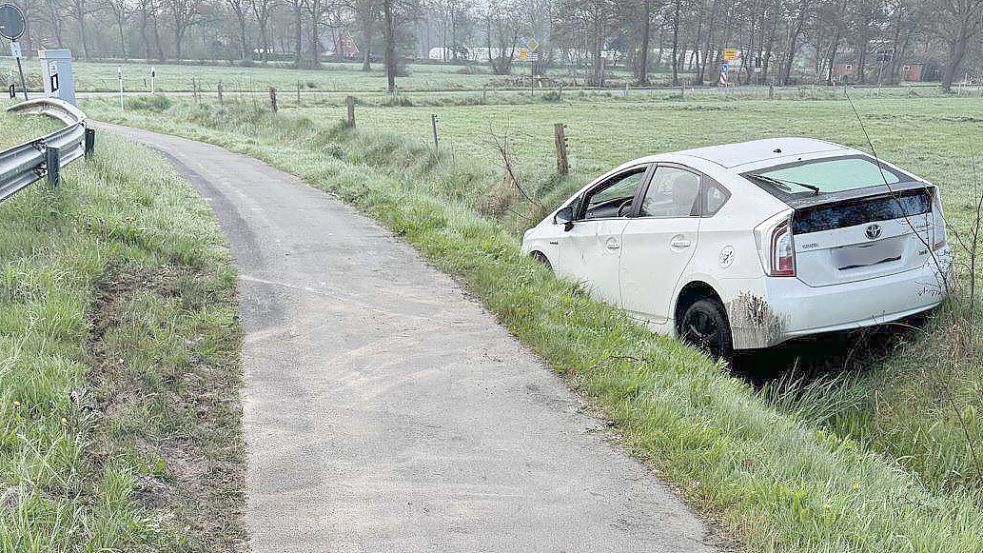 Der Toyota Prius kam nach dem Unfall auf der Großwolder Straße in Westoverledingen im Straßengraben zum Liegen. Der Fahrer wurde später alkoholisiert an seiner Wohnanschrift angetroffen. Foto: Daniel Grüneke