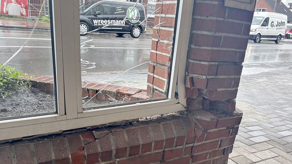Der Pfeiler und die Glasscheiben in der Nähe vom Kaufhaus Wreesmann wurden durch den Autounfall beschädigt. Fotos: Henrik Zein