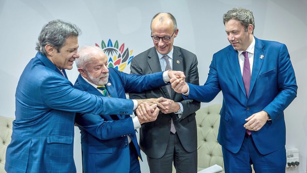 Hand in Hand Partnerschaft demonstrieren: Brasiliens Finanzminster Fernando Haddad, Präsident Lula da SIlva, Bundeskanzler Friedirch Merz und Vizekanzler Lars Klingbeil. Foto: Imago/Michael Kappeler