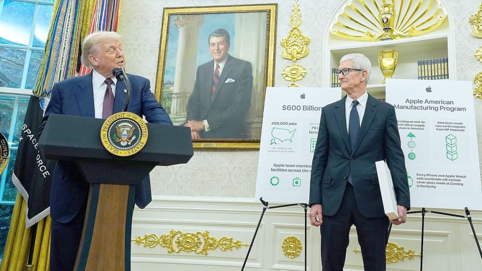 Zu den Aufgaben von Tim Cook als Apple-Chef gehörte es in den vergangenen Monaten, Kontakte zum Weißen Haus von US-Präsident Donald Trump zu pflegen. (Archivbild) Foto: Alex Brandon/AP/dpa