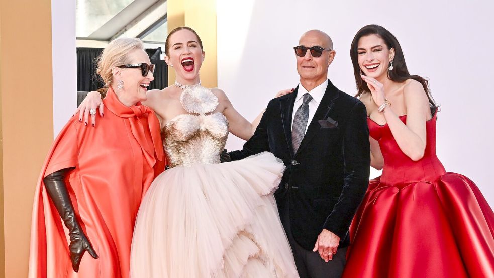 Meryl Streep (l-r), Emily Blunt, Stanley Tucci und Anne Hathaway besuchen die Weltpremiere von „Der Teufel trägt Prada 2 in der David Geffen Hall. Foto: Evan Agostini