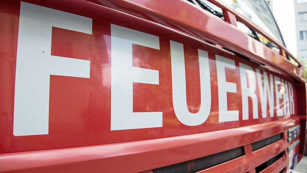 Feuerwehr und Polizei rückten in der Nacht zu einem Brand in Bunde aus. Symbolfoto: Pixabay