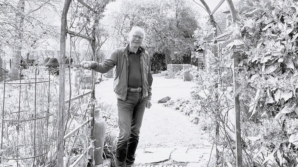 Das Foto aus dem April 2023 zeigt Wilhelm Diddens in seinem Garten. Foto: Sophie Hinderks/Archiv