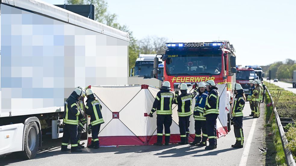 Auf der Autobahn 28 hat es einen schweren Verkehrsunfall gegeben. Foto: Lars Penning/Die Bildwerft