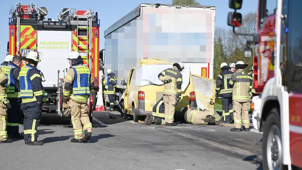 Auf der Autobahn 28 hat es einen schweren Verkehrsunfall gegeben. Foto: Lars Penning/Die Bildwerft