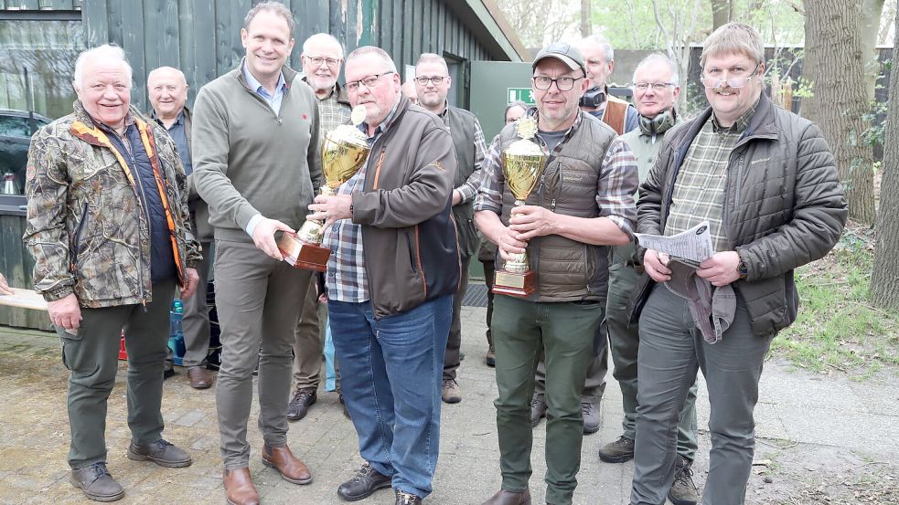 Hegeringleiter Rainer Dullweber (3. v. li.) überreichte den Pokal an den besten Einzelschützen Wolfgang Müller (5. v. li.). Für das siegreiche Revier nahm Georg Hagedorn (4. v. re.) den Pokal entgegen. Foto: Hans Passmann.