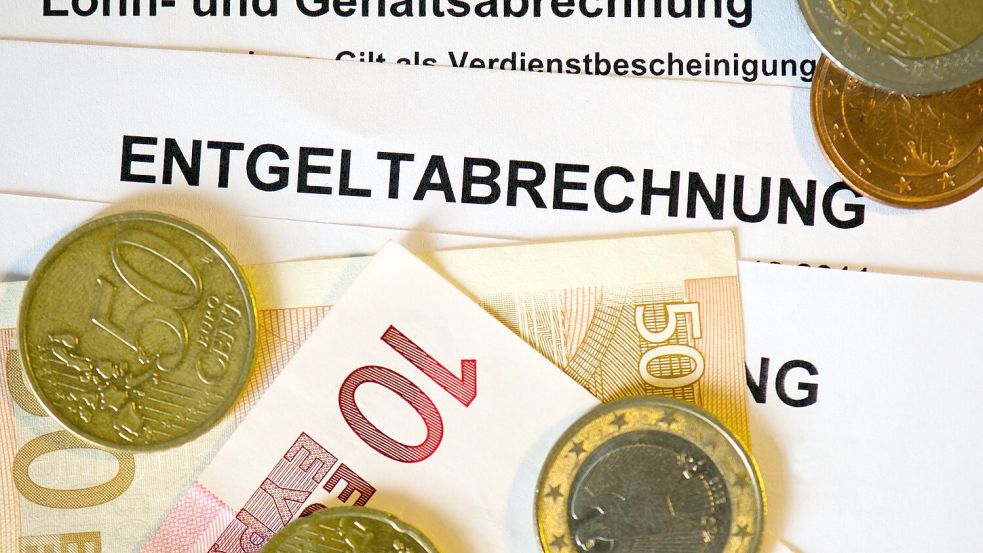 Auch 2025 verdienten Vollzeitbeschäftigte im Osten brutto deutlich weniger als im Westen. (Illustration) Foto: Arno Burgi/dpa-Zentralbild/dpa