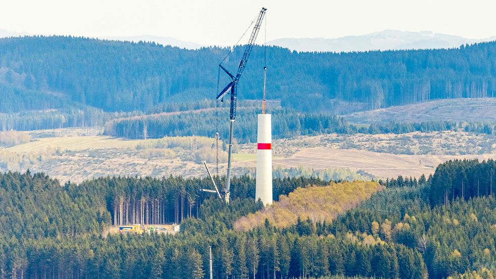 Schön ist es nicht, aber sinnvoll: Bau von Windkrafträdern im Sauerland. Foto: IMAGO/Hans Blossey