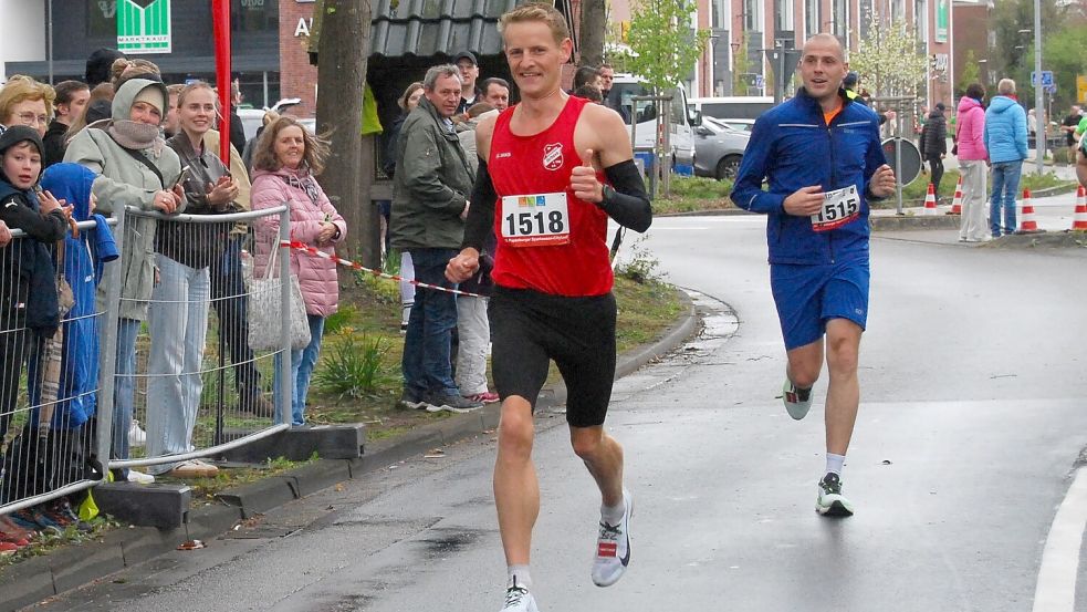 Daumen hoch: Tammo Oldigs gewann beide Hauptläufe – hier über zehn Kilometer. Fotos: Marco Reemts