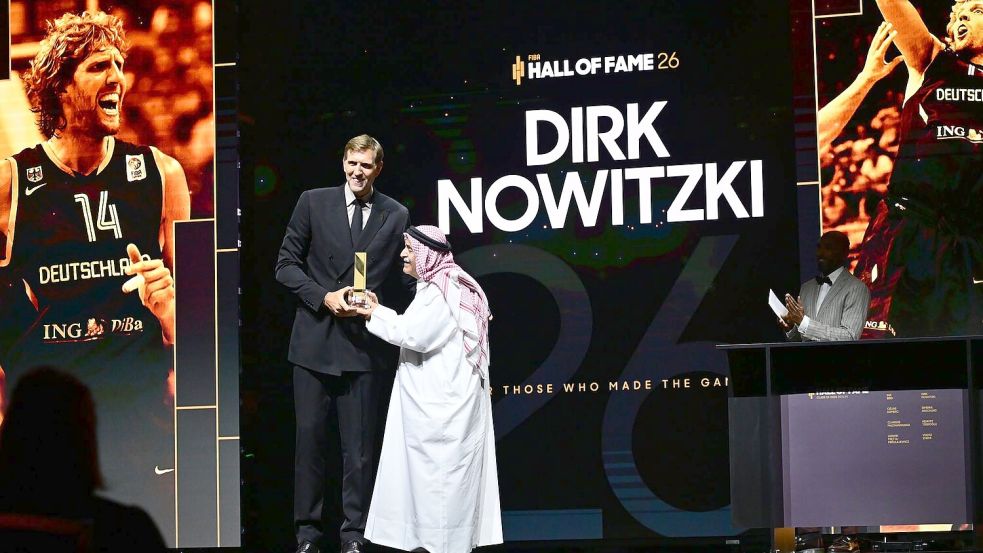 Dirk Nowitzki gehört nun zur Hall of Fame des Basketball-Weltverbandes. Foto: Sebastian Gollnow/dpa