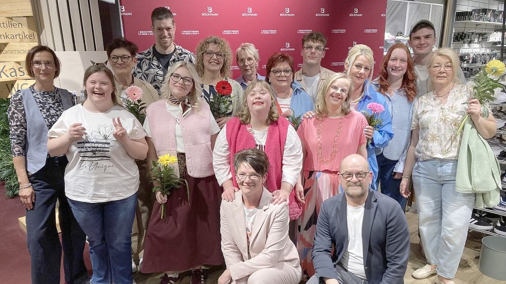 Models mit und ohne Handicap präsentieren Outfits bei der Fashion Night. Foto: Andre Winkler