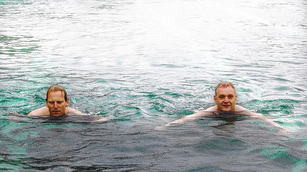 2012 badeten Ostrhauderfehns Bürgermeister Günter Harders (rechts) und sein Rhauderfehner Kollege Geert Müller im Naturbad in Lastrup. Bei dem Ortstermin ging es um die Frage, ob es sinnvoll und finanzierbar ist, das stillgelegte Freibad am Langholter Meer in ein Naturbad umzuwandeln. Foto: Günter Radtke/Archiv