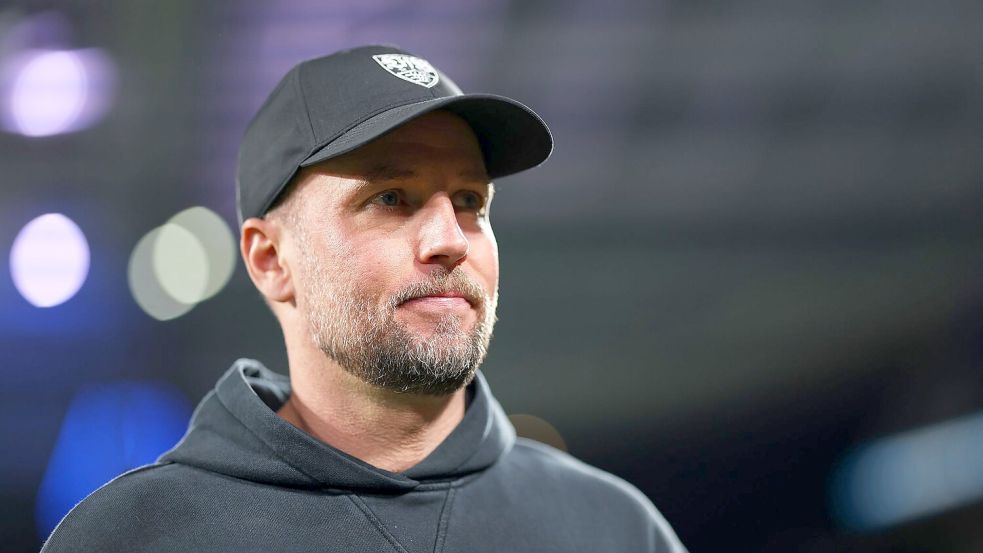 Über VfB-Trainer Sebastian Hoeneß soll einem Medienbericht zufolge bei Real Madrid gesprochen werden. Foto: Luis Vieira/AP/dpa