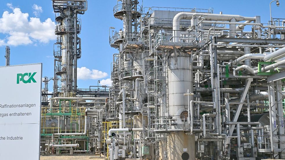 Die Ölraffinerie PCK bezieht kein russisches Öl mehr, erhält aber über die durch Russland verlaufende Druschba-Pipeline Öl aus Kasachstan. (Archivbild) Foto: Patrick Pleul