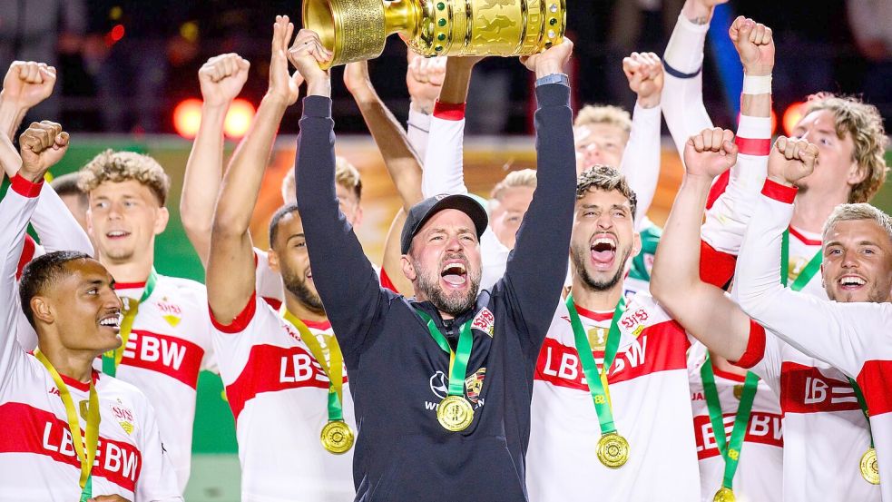 Zwei Siege trennen den VfB und Trainer Sebastian Hoeneß (Mitte) vom erneuten Pokal-Triumph. (Archivbild) Foto: Tom Weller