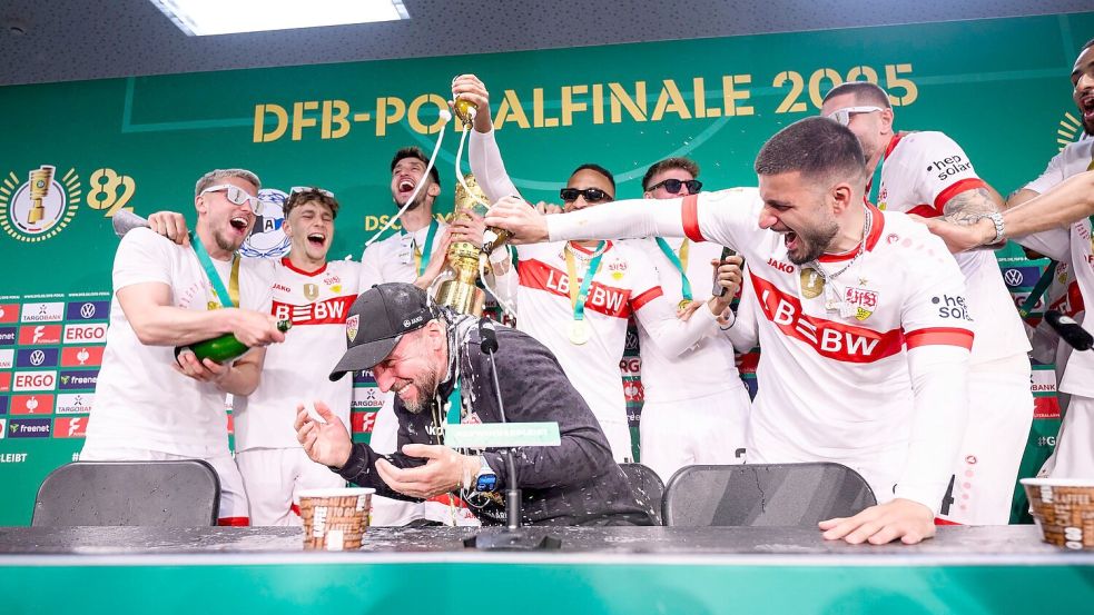 Sektdusche für den Coach: Nach dem Pokalsieg gab es reichlich erinnerungswürdige Momente. (Archivbild) Foto: Tom Weller